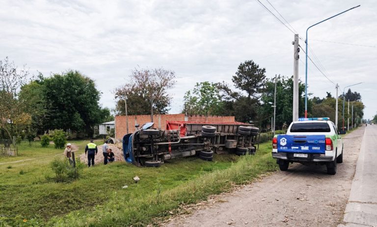 Un camión cañero volcó en Los Bulacio y dejó sin electricidad un tramo de la 306