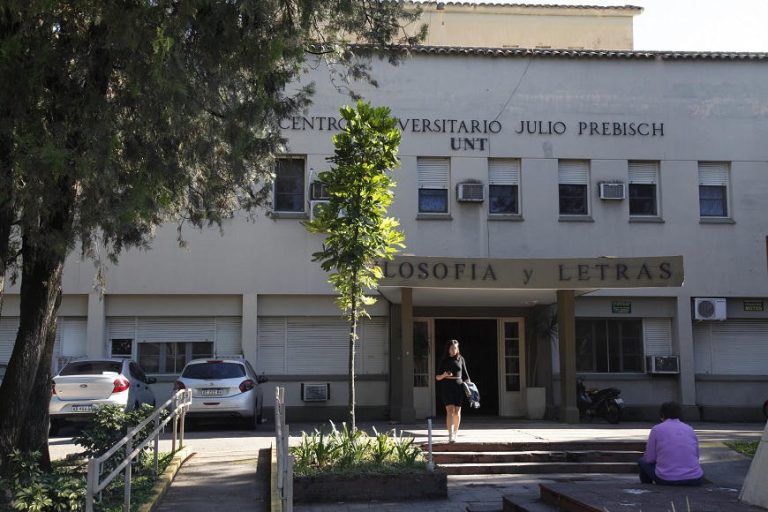 El decano de Filosofía y Letras se reúne con la Policía tras la denuncia de amenaza a un estudiante