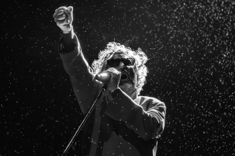 Fito Páez dio un íntimo recital bajo la lluvia en Central Córdoba y agradeció a Tucumán