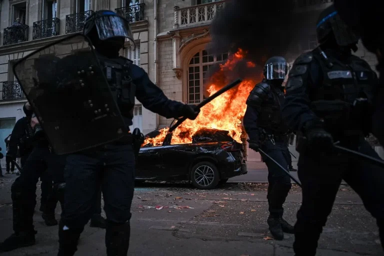 «Francia está en llamas»: Trump aprovecha el caos para defender su propia política inmigratoria