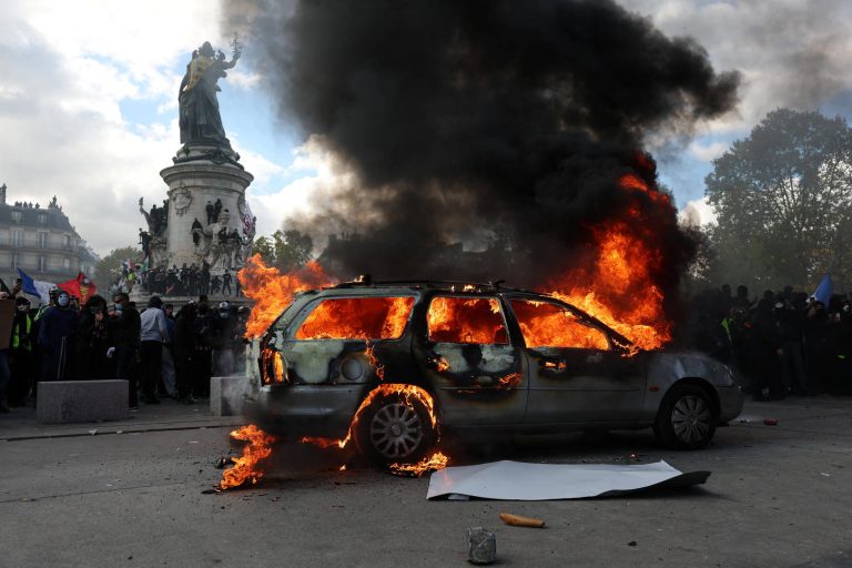 Videos: Una ecléctica protesta en Francia provocó saqueos e incendios en toda la República