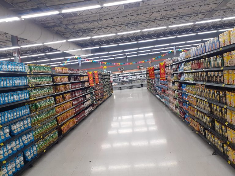 El consumo sigue cuesta abajo: las ventas en supermercados y mayoristas cayeron hasta 3,7% en agosto