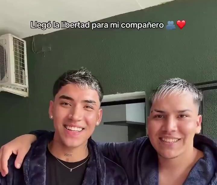 Jorgito Barrionuevo junto a su hermano, en bata, con tazas en la mano.