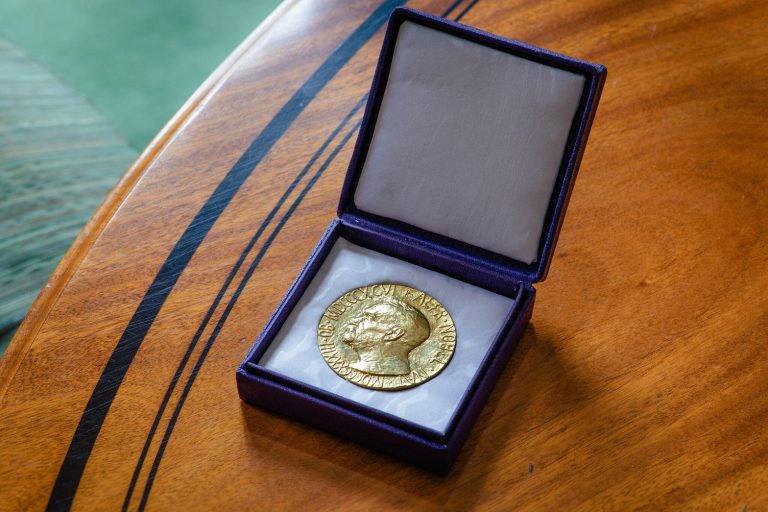 Medalla del Nobel, anverso, archivo